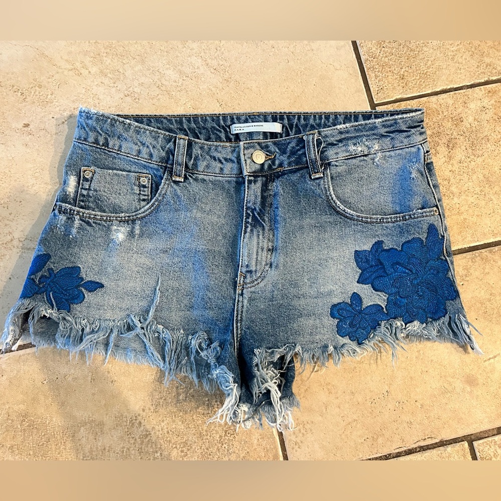 Zara  Trafaluc Embroidery distressed Jean Shorts, size 8, EUC